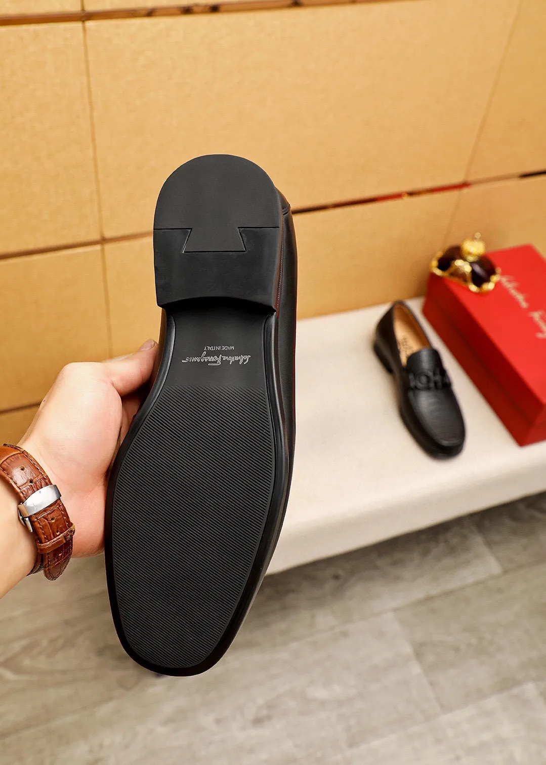 Men's shoes 💰480💰 💐 Product trademark: Ferragamo "Ferragamo" casual leather shoes Regular size: 38-44 (45🉑️customized) Product materials: Selected imported first-layer calfskin embossed upper + luxury hardware buckle, imported water-dyed cow leather lining. Strong three-dimensional visual effect, original outsole color: 1⃣️color optional